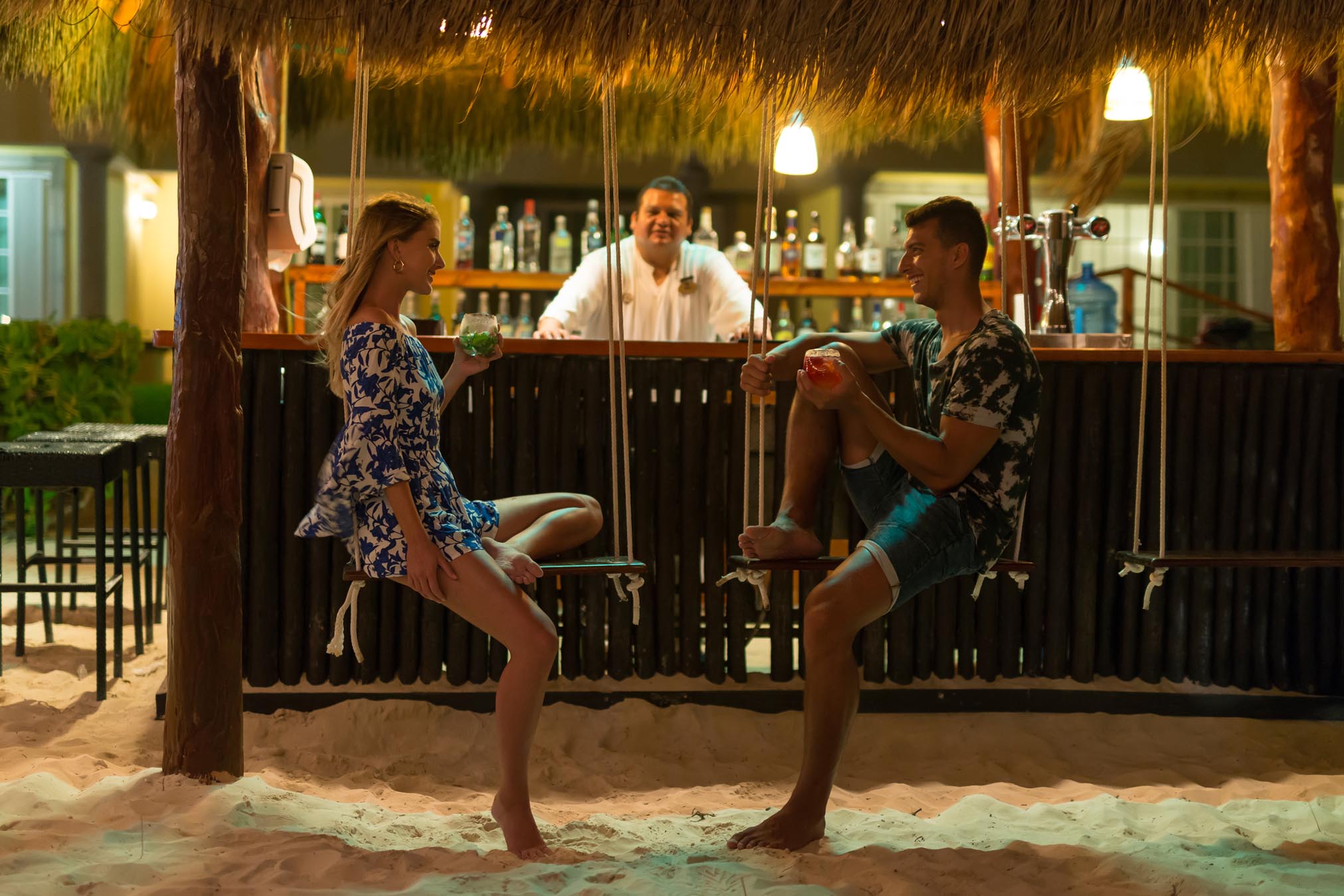 Bar en la playa con columpios